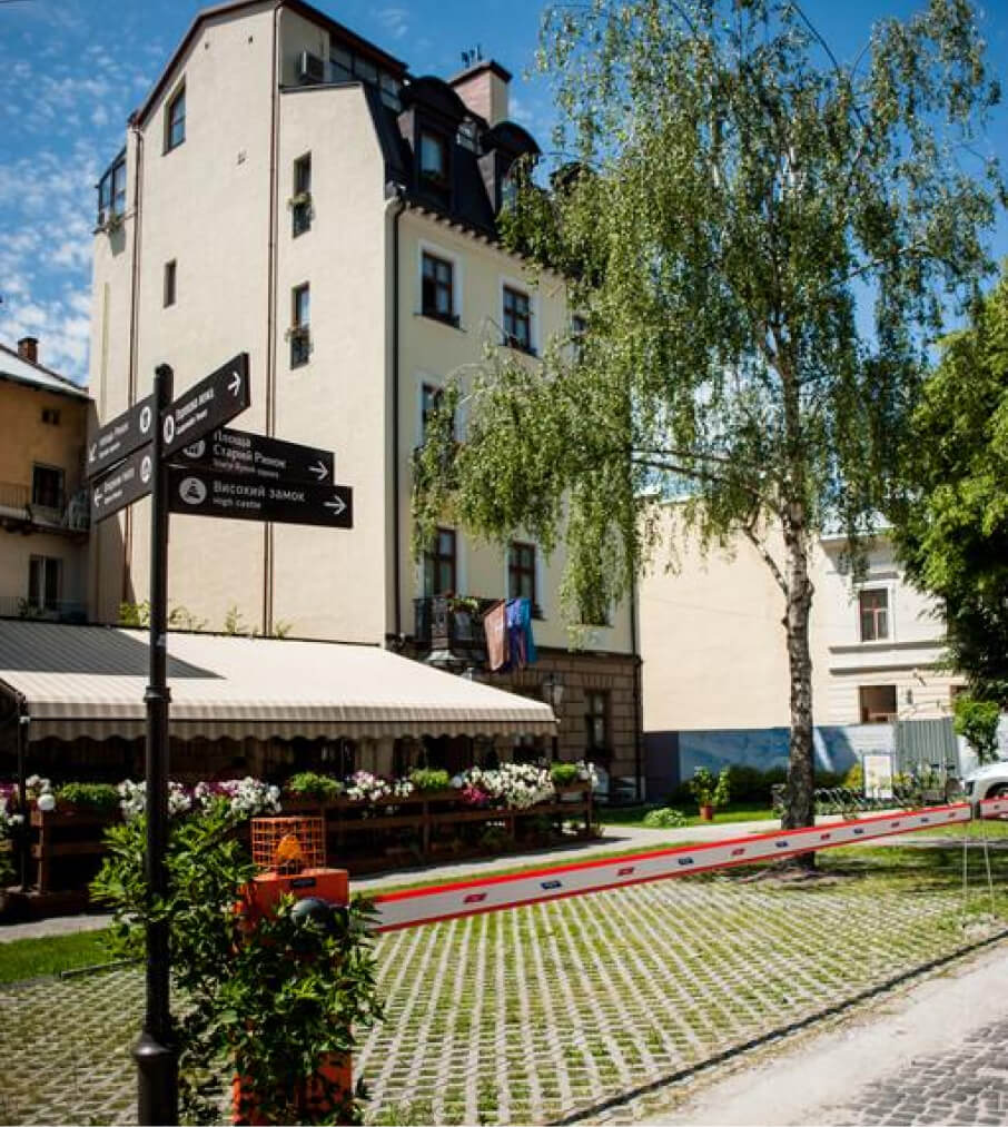 Власний паркінг - Feder Boutique Hotel